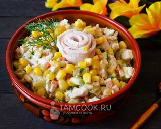 Оливье с курицей и кукурузой