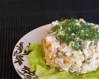 Оливье с олениной и перцем