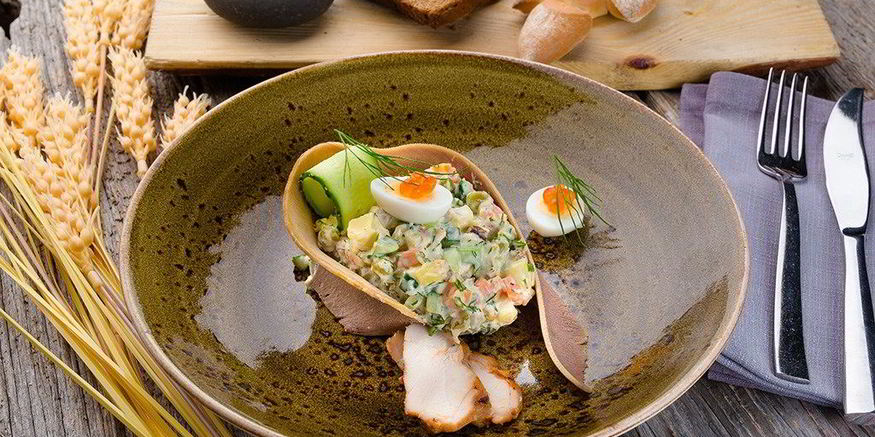 Рецепт оливье с печеным картофелем, курицей и говяжьим языком