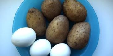 оливье с семгой и красной икрой