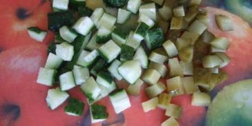 оливье с семгой и красной икрой