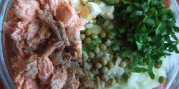 оливье с семгой и красной икрой