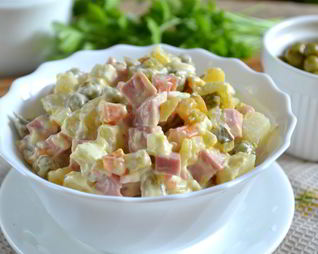 Салат Оливье классический с колбасой