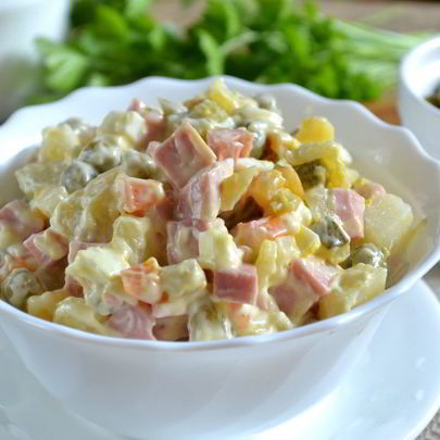 Салат Оливье классический с колбасой