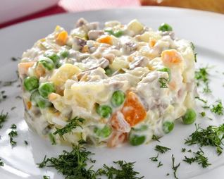 Салат Оливье с говядиной и свежими огурцами