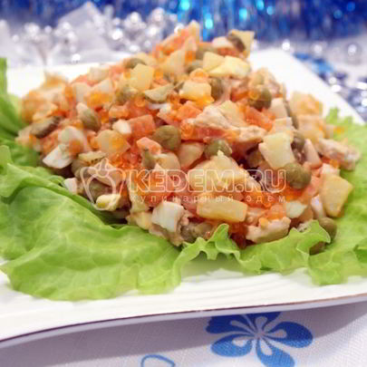 Салат Оливье с курицей и икорной закуской