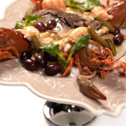 Салат Оливье с перепелиным мясом, раковыми шейками и трюфелем