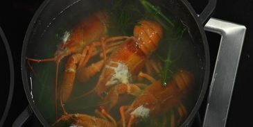 салат оливье с перепелиным мясом, раковыми шейками и трюфелем