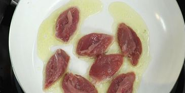 салат оливье с перепелиным мясом, раковыми шейками и трюфелем