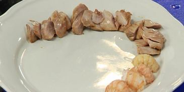 салат оливье с перепелиным мясом, раковыми шейками и трюфелем