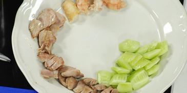 салат оливье с перепелиным мясом, раковыми шейками и трюфелем