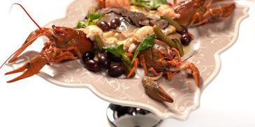 салат оливье с перепелиным мясом, раковыми шейками и трюфелем