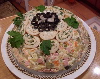 Салат Оливье с рулетами из омлета