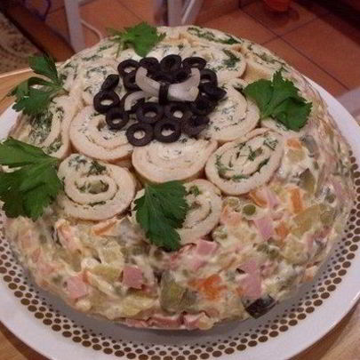 Салат Оливье с рулетами из омлета