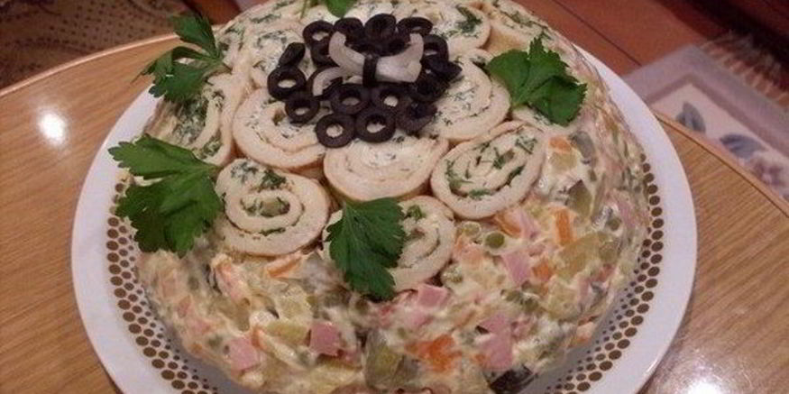 Рецепт салата оливье с рулетами из омлета