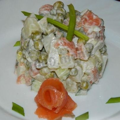 Салат оливье с семгой и огурцом