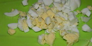 салат оливье с семгой и свежим огурцом