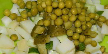 салат оливье с семгой и свежим огурцом