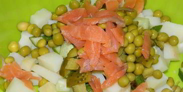 салат оливье с семгой и свежим огурцом