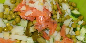 салат оливье с семгой и свежим огурцом