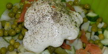 салат оливье с семгой и свежим огурцом