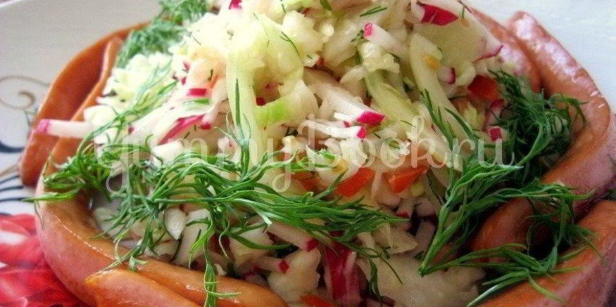 Рецепт овощного салата с сосисками