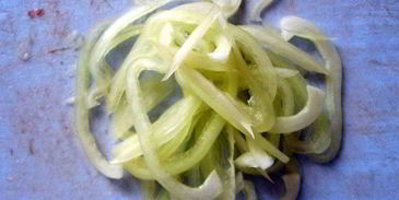 овощной салат с сосисками