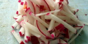 овощной салат с сосисками