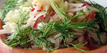 овощной салат с сосисками