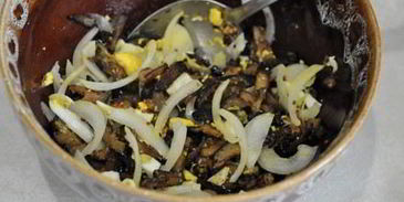 салат из баклажанов, яиц и лука