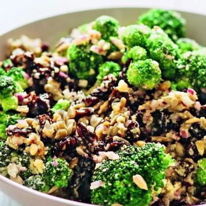 Салат из брокколи с орешками и медом