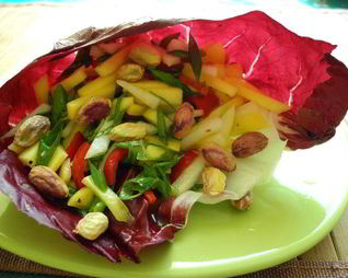 Салат из груши и манго с фисташками