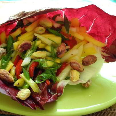 Салат из груши и манго с фисташками