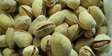 салат из груши и манго с фисташками