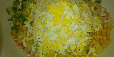салат из крабовых палочек с ананасом и яйцом