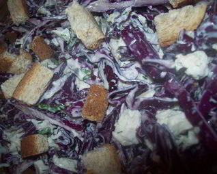 Салат из краснокочанной капусты с курицей, чесноком и грецкими орехами