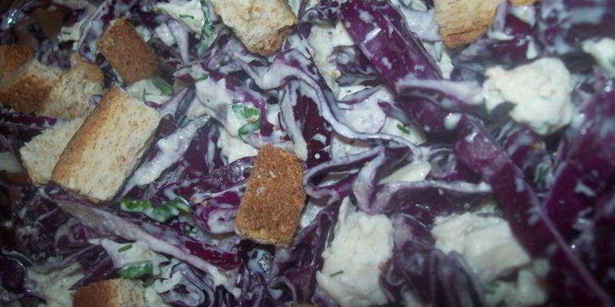 Рецепт салата из краснокочанной капусты с курицей, чесноком и грецкими орехами