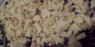 салат из краснокочанной капусты с курицей, чесноком и грецкими орехами