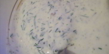 салат из краснокочанной капусты с курицей, чесноком и грецкими орехами