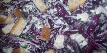 салат из краснокочанной капусты с курицей, чесноком и грецкими орехами