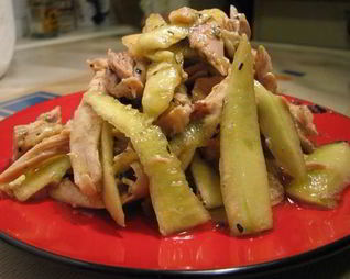 Салат из курицы с мятой и огурцом