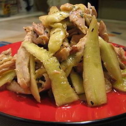 Салат из курицы с мятой и огурцом