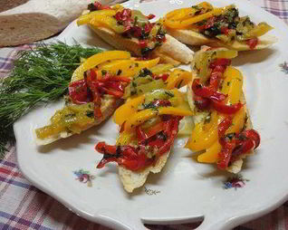 Салат из перца по-баскски на белых сухарях