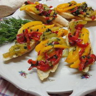 Салат из перца по-баскски на белых сухарях