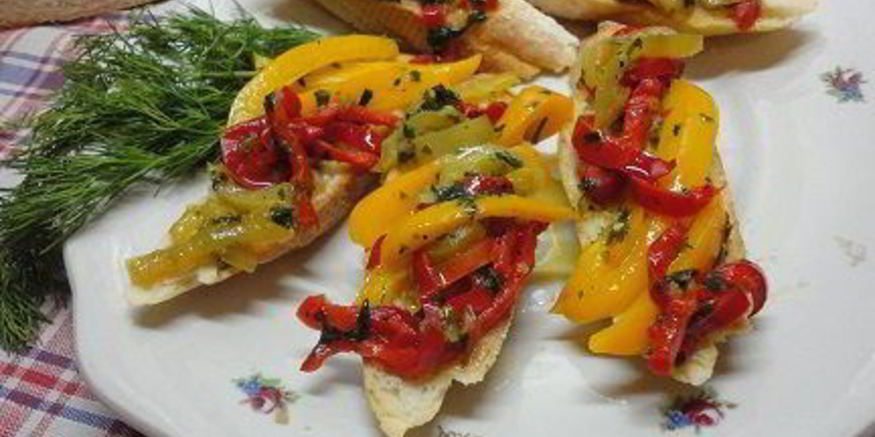 Рецепт салата из перца по-баскски на белых сухарях