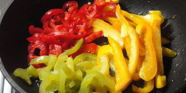 салат из перца по-баскски на белых сухарях