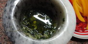 салат из перца по-баскски на белых сухарях