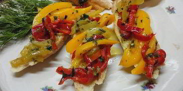 салат из перца по-баскски на белых сухарях