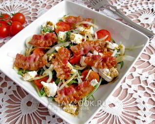 Салат из рукколы и бекона