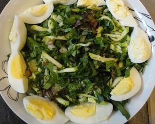 Салат из свежих молодых кабачков и зелени